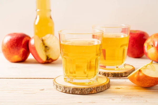 Apple juice with red apples fruits — Stock Photo, Image