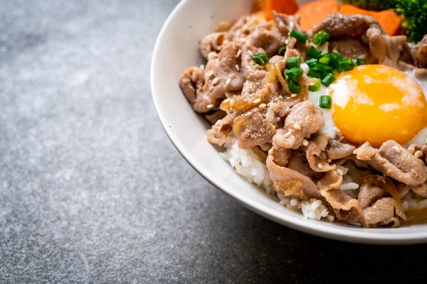 Donburi, domuz eti Pilav kasesi onsen yumurta ve sebze ile