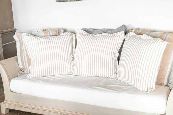 Подушки для украшения дивана в интерьере гостиной — стоковое фото