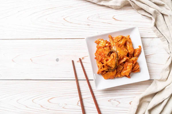 kimchi ile tavada kızartılmış domuz eti