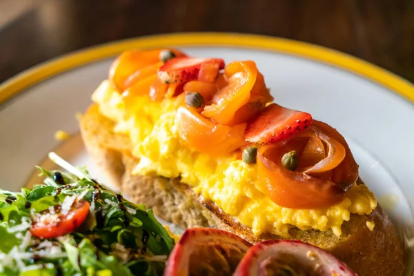 Saumon fumé avec oeuf émietté grillé — Photo