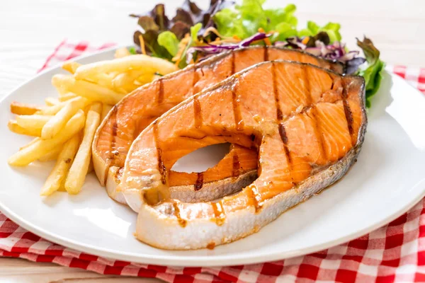 Filet z łososia z grilla z frytkami — Zdjęcie stockowe