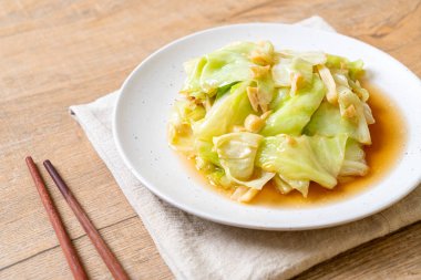 Balık soslu tavada kızartılmış lahana