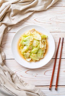 Balık soslu tavada kızartılmış lahana