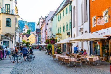 Fussen, Almanya - 28 Ağustos 2018: Street Cafe için eski Fussen