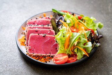 Taze orkinos sebze salata ile ham