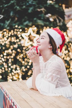 hediye ile gülümseyen güzel genç Asyalı kadın portresi