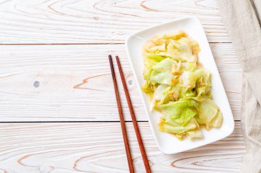 Balık soslu tavada kızartılmış lahana