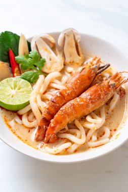 Baharatlı karides udon ramen noodle (Tom Yum Goong)