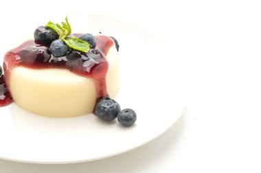 taze yaban mersini ile yoğurt puding