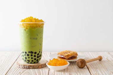 kabarcık ve bal kabarcıkları ile yeşil çay latte