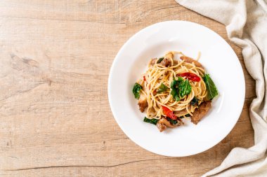 tavuk ve fesleğen ile karıştırın-kızarmış spagetti