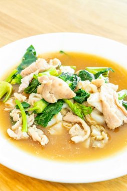  Fried noodle domuz eti ve brokoli ile 