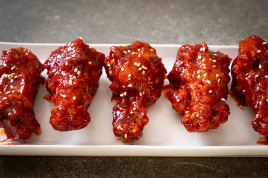 Baharatlı soslu kızarmış tavuk 