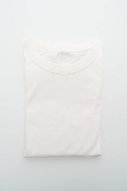 Beyaz arka plan üzerinde katlanmış t-shirt