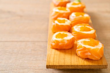 mayonez ve karides yumurta ile taze somon suşi rulo