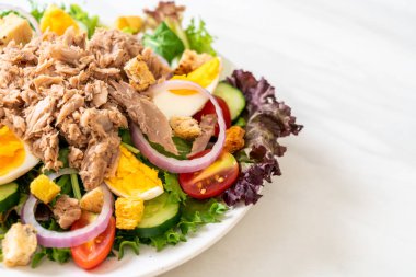 Sebze salatası ve yumurta ile tuna
