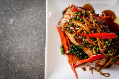 Baharatlı tavada kızartılmış ve bitki ile orfoz balığı fileto 