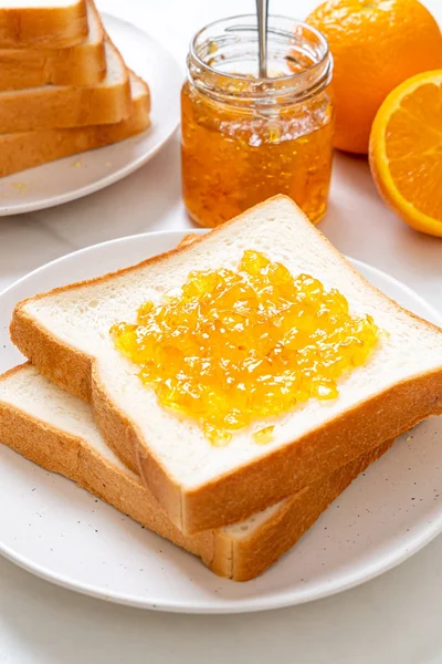 Portakal reçelli ekmek dilimleri 