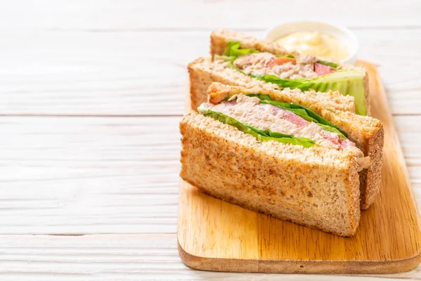 Ev yapımı ton balıklı sandviç 