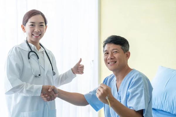 Asiática médico feminino no hospital ou clínica dando um aperto de mão — Fotografia de Stock