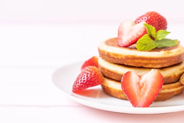 Pfannkuchen mit frischen Erdbeeren — Stockfoto