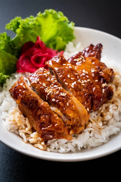 Frango grelhado com molho teriyaki em arroz coberto — Fotografia de Stock