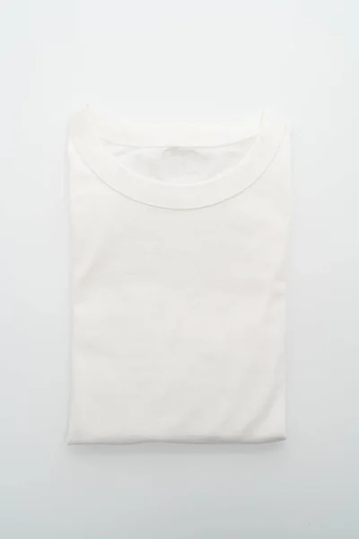 Camiseta doblada sobre fondo blanco — Foto de Stock