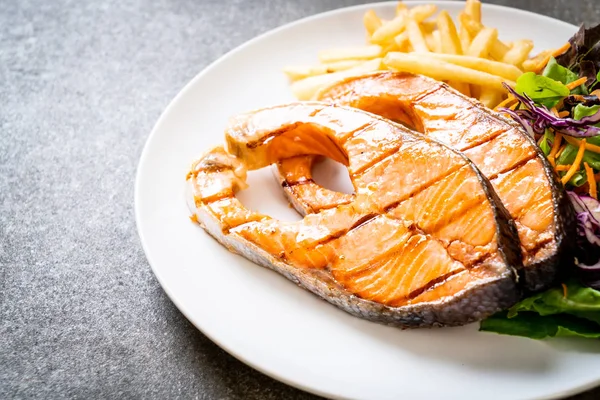 Filet de steak de saumon grillé avec frites — Photo