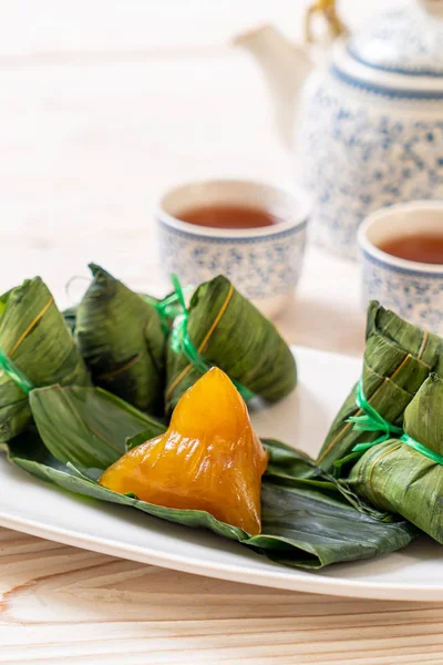 Zongzi o albóndigas de arroz pegajosas chinas tradicionales —  Fotos de Stock