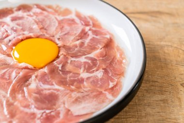 taze dilimlenmiş domuz yumurta ile ham