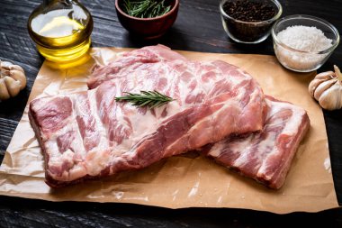 Taze çiğ domuz kaburgası. 