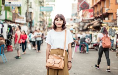 Mutlu ve güzel Asyalı kadın Khao Sarn Road, Tha seyahat