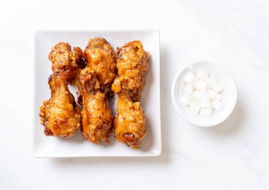 Soslu kızarmış tavuk.