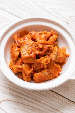 kimchi ile tavada kızartılmış domuz eti