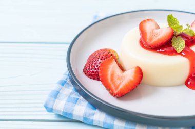 yoğurt puding taze çilek ile