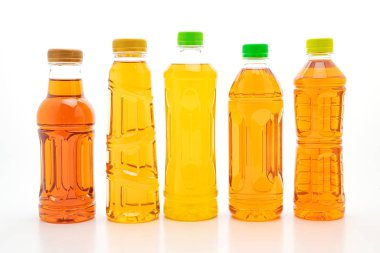 şişe buzlu çay ve yeşil çay beyaz arka plan üzerinde