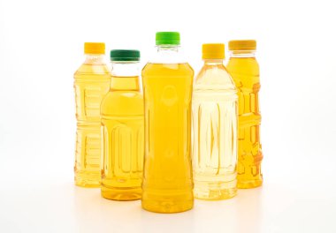 şişe buzlu çay ve yeşil çay beyaz arka plan üzerinde