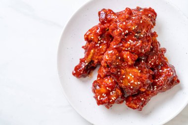 Baharatlı soslu kızarmış tavuk 