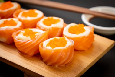 mayonez ve karides yumurta ile taze somon suşi rulo