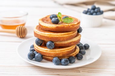 ile taze yaban mersini pancake