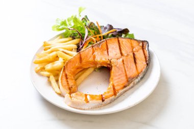 sebze ve patates kızartması ile ızgara somon biftek fileto