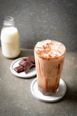 Buzlu çikolata milkshake içecek