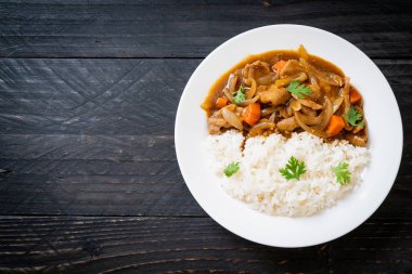 Japon köri pirinç dilimlenmiş domuz eti, havuç ve soğan ile