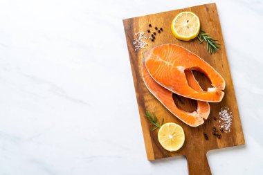 taze çiğ somon fileto biftek