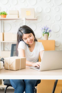 Laptop ve Pho internet kullanırken Asya kadın zevk kendini