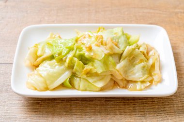 Balık soslu tavada kızartılmış lahana