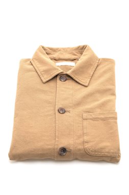 chemise pliée sur fond blanc