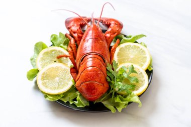 haşlanmış ıstakoz sebze ve limon ile