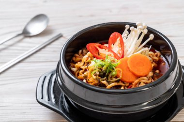 siyah kase Kore anlık erişte